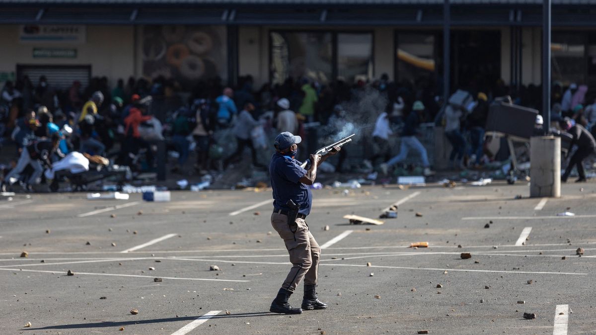 Nepokoje v JAR pokračují. Nejméně 72 lidí zemřelo